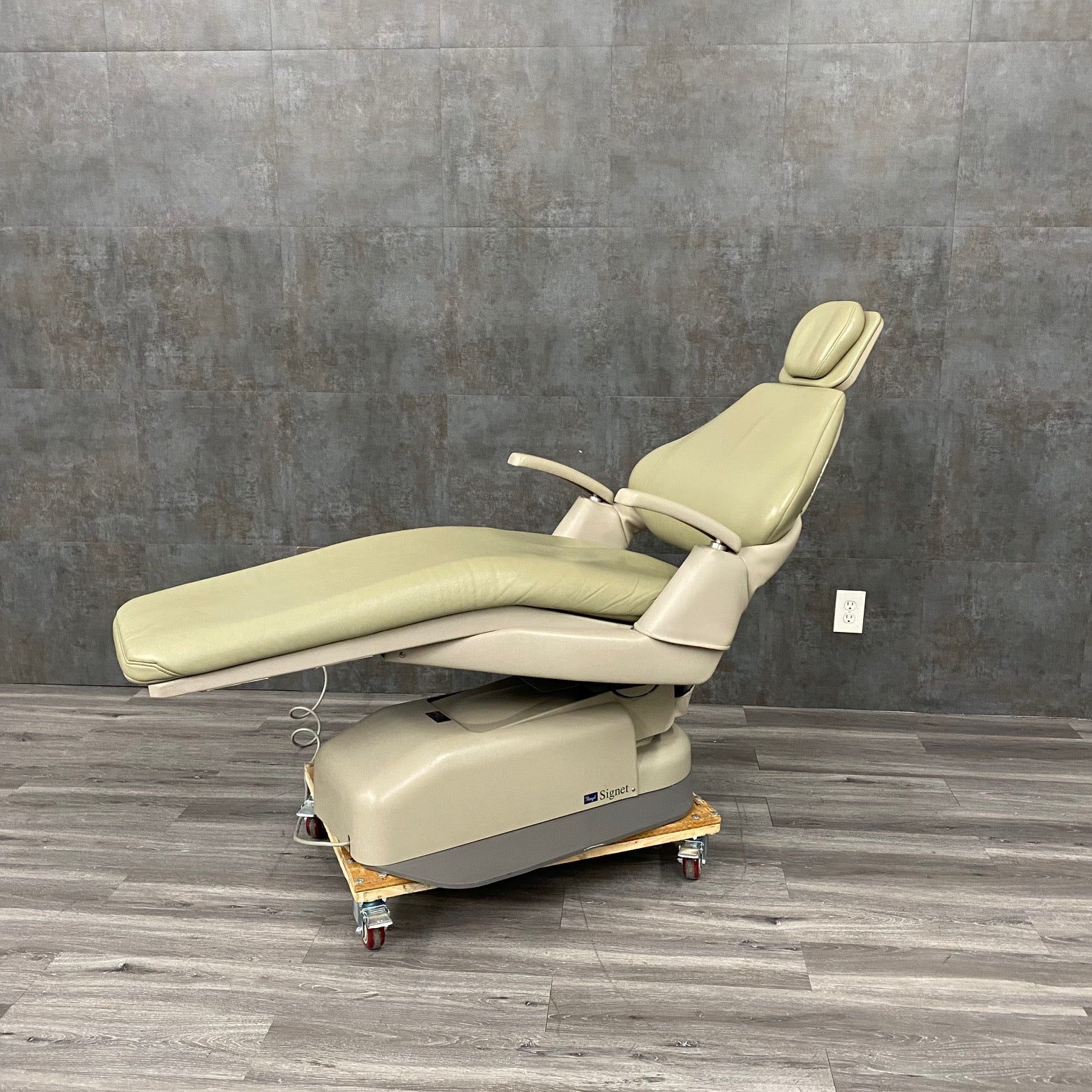 Royal Signet dental chair with Rotation (Used) - Royal Signet -Angelus Medical