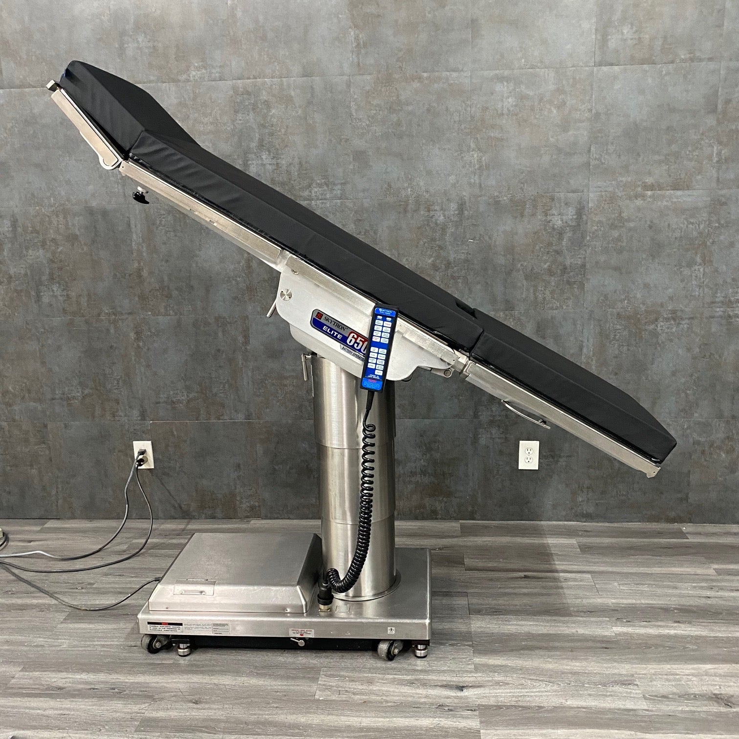 Skytron 6500 Elite Surgery Table w Rechargeable Battery - Skytron -Angelus Medical