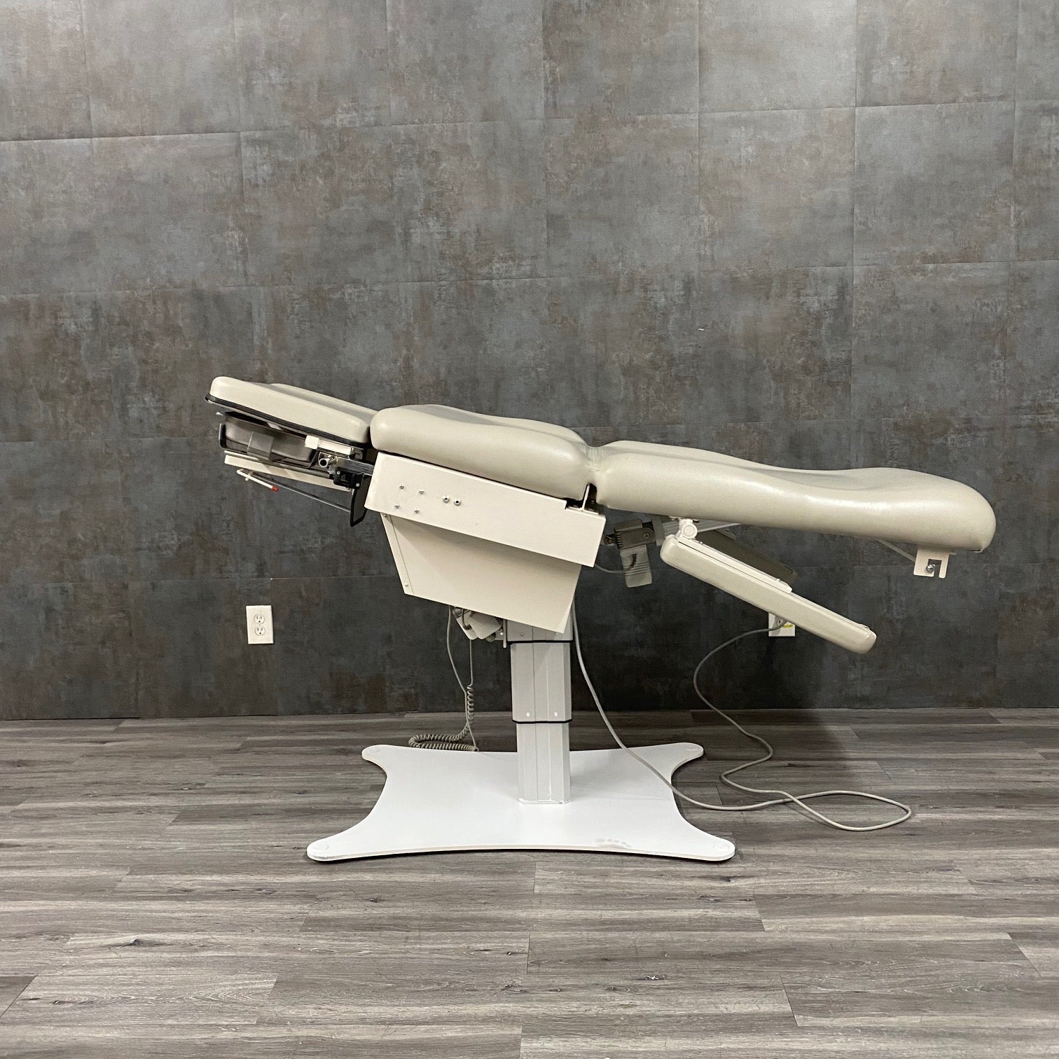 UMF 5016 Podiatry Chair - UMF -Angelus Medical